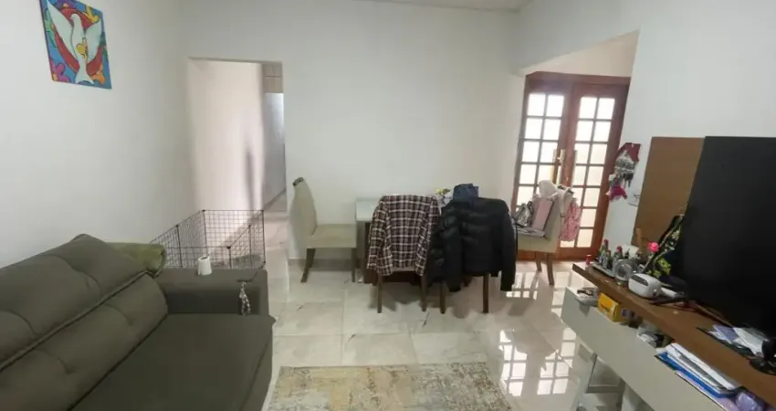 Vendo  casa térrea - na vila suíssa-  com 2 quartos- e quintal amplo