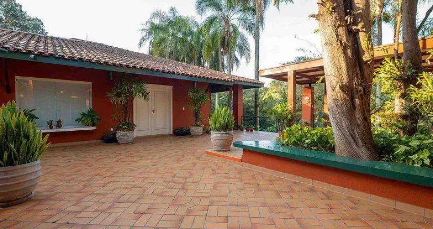 Localizado a apenas 50 km da capital paulista e a 6,7 km da rodovia anhanguera, este haras encontra-se em uma região privilegiada da cidade de jundiaí/sp, cercado por mata atlântica preservada, vegeta