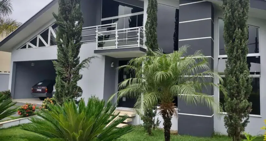 Casa de Alto Padrão no Condomínio Jardim dos Lagos com 4 Suítes e Piscina – Próxima ao Centro
