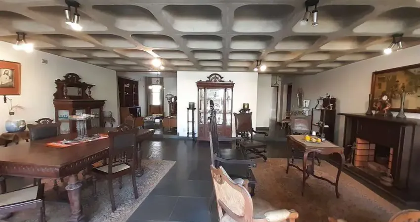 Apartamento de 207m² no Cambuí – Oportunidade Única para Reforma em Localização Nobre