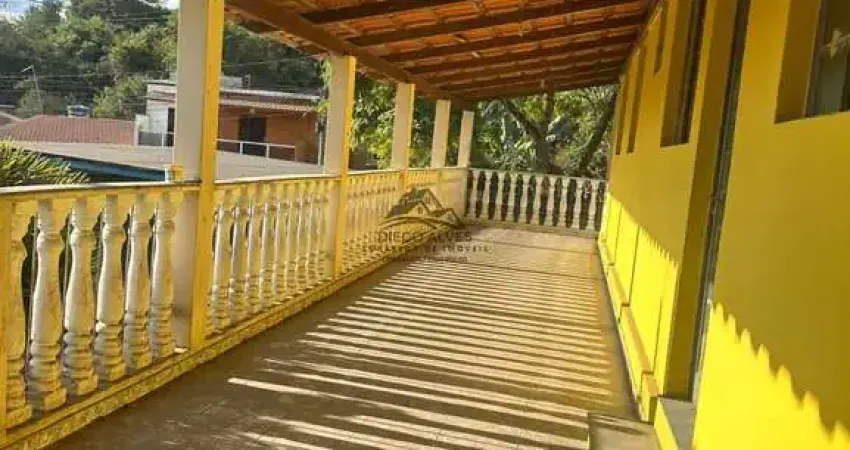 Casa à venda em lote de esquina c/ 360m², 2 quartos, 4 vagas, amplo espaço externo. santa inês-betim