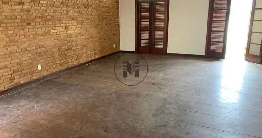 Excelente para consultórios ou como ponto comercial esse belo imóvel fica numa avenida de bairro de