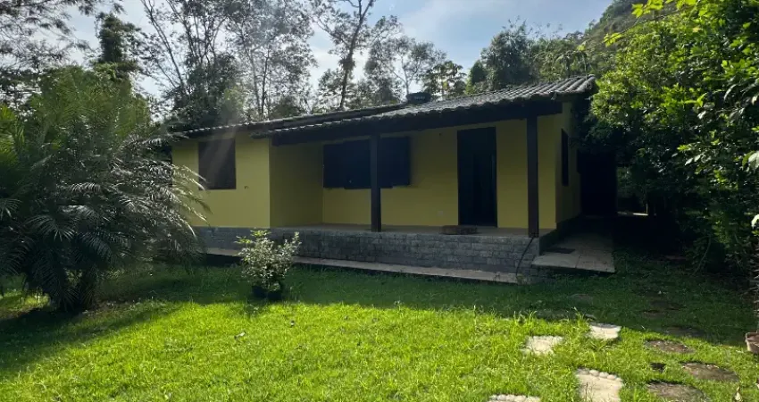 Casa com amolo espaço verde com acesso a cachoeira  rodeado de verde