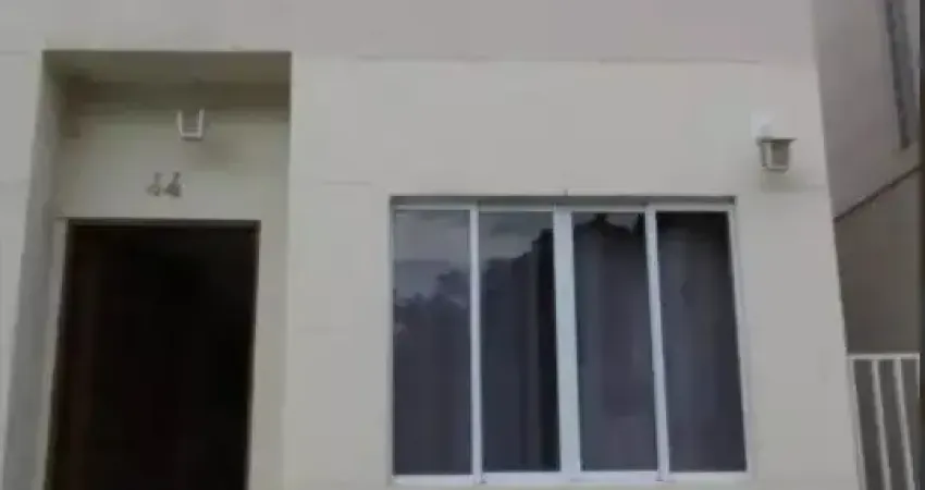 Sobrado 62m², sala 2 ambientes com tijolinho de vidro na escada que permite entrar mais luminosidade na casa.