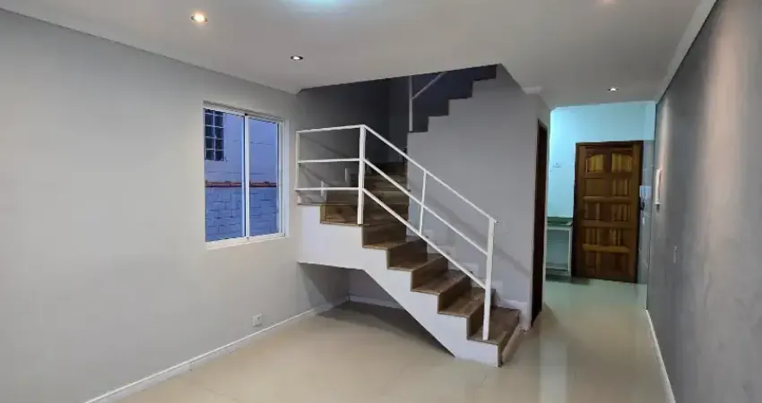 Sobrado recém pintado, 2 dorm, 2 vagas, 62m², condomínio com lazer completo, em caucaia do alto