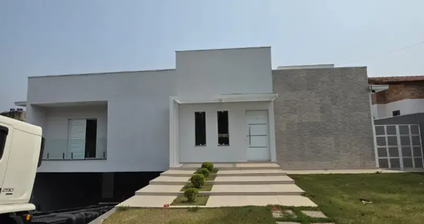 Casa térrea dentro de condomínio fechado com lazer completo