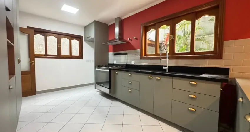 Casa para locação no km 26 no Condomínio Granja Viana II, casa com piscina.