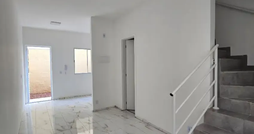 Sobrado recém pintado, com 2 dorm lazer completo no condomínio