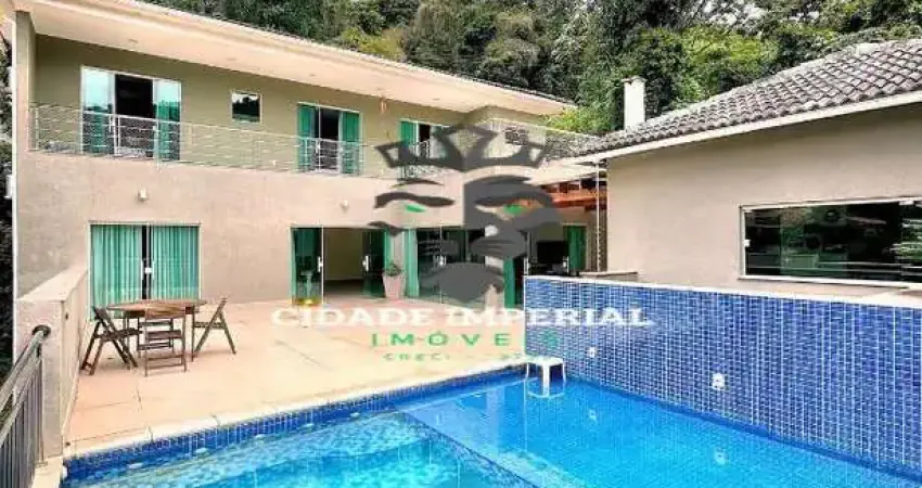 Casa de condomínio com 5 suítes, lareira, piscina aquecida , aceita permuta por imovel no rio ou itaipava