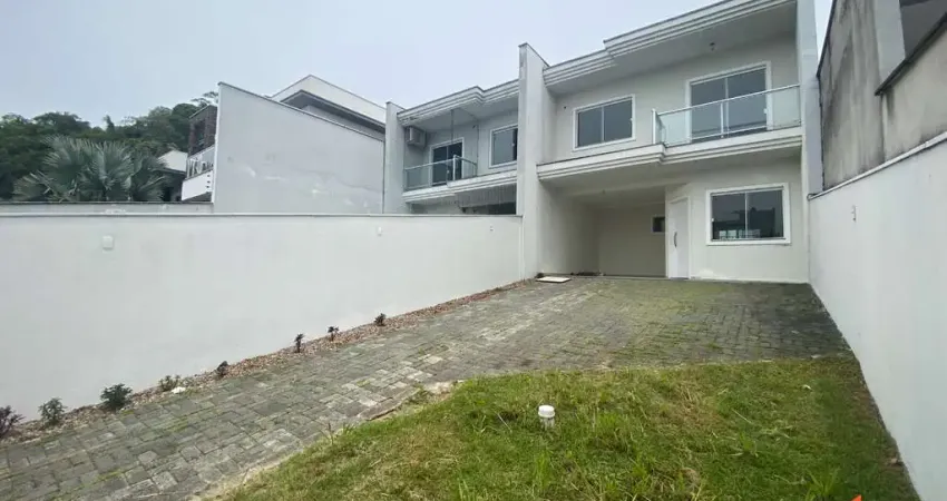 Casa com 3 quartos para alugar na Rua Professora Avelina Lamin, 65, Jardim Sofia, Joinville