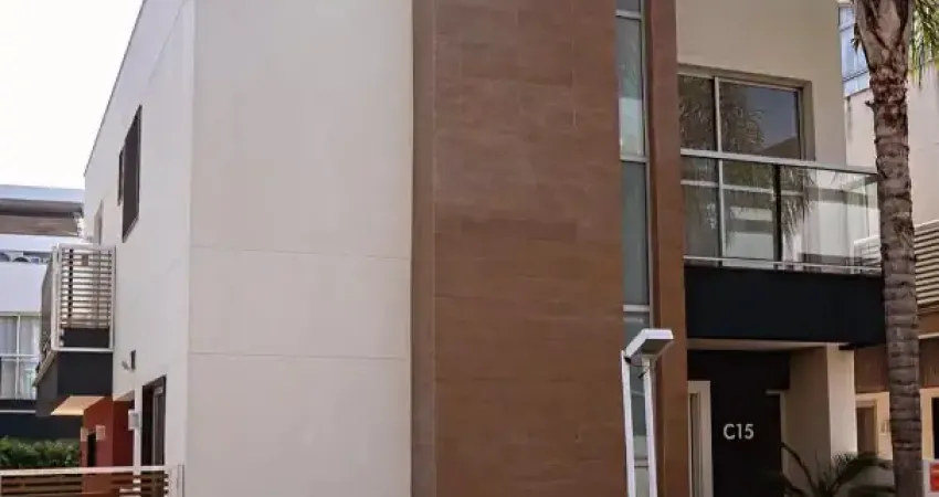 Casa triplex à venda no Recreio dos Bandeirantes, Condomínio