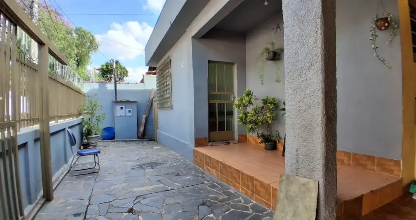 Casa com 3 quartos, 2 vagas, barracão e espaço para celebrações ao fundo.