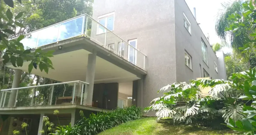 Casa de luxo em condomínio fechado – 550m², terreno 3.816m² e vista para a natureza