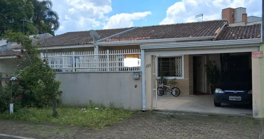 Casa térrea averbada no centro de pinhais , 3 vagas,  aceita carro no negócio.