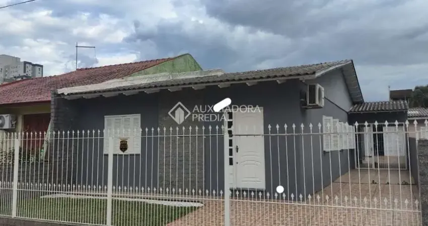 Casa com 4 quartos à venda na Rua Xavantes, 435, Vila Monte Carlo, Cachoeirinha