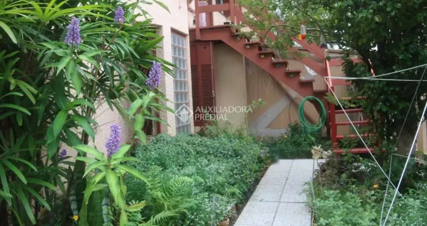 Casa com 7 quartos à venda na Rua Guararapes, 492, Petrópolis, Porto Alegre