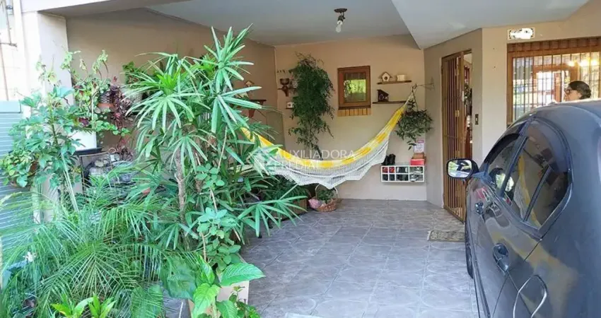 Casa com 3 quartos à venda na Rua dos Guenoas, 671, Guarujá, Porto Alegre