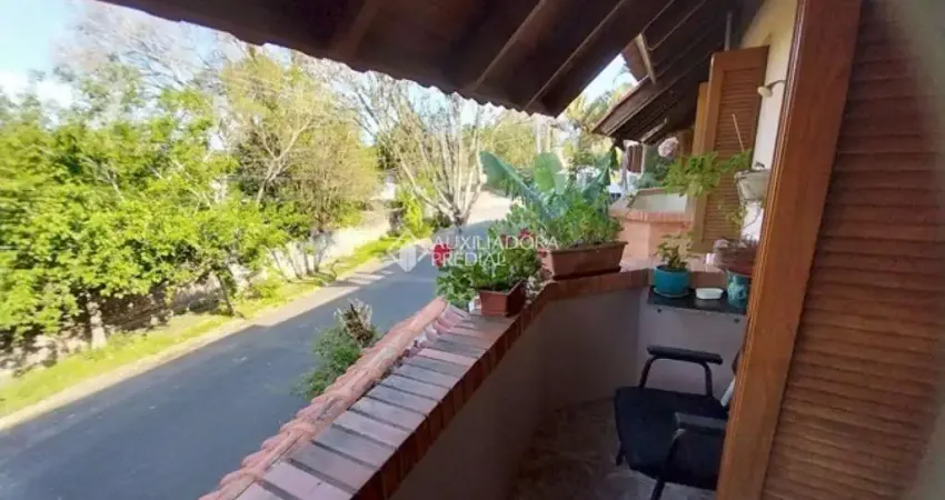 Casa com 3 quartos à venda na Rua dos Guenoas, 671, Guarujá, Porto Alegre