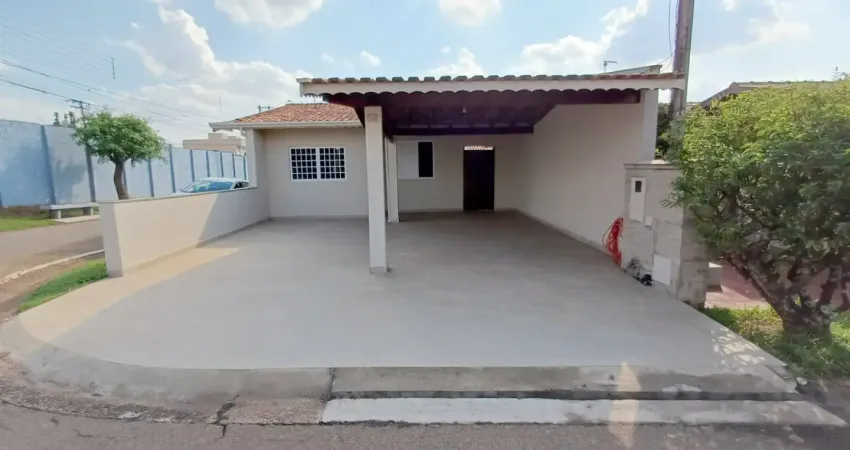 Casa à venda em condomínio com 3 quartos, 1 suíte, 4 vagas perto do supermercado pague menos em araras sp