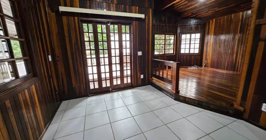 Casa para locação no condomínio aruã, 3 dormitórios, sendo 1 suíte,  espaço de lazer com quintal e churrasqueira