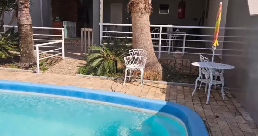 Casa para locação no condomínio aruã, com 6 dormitórios, closet, cozinha e outros ambientes com planejados,área gourmet completa com piscina e churrasqueira coberta e mesa de sinuca