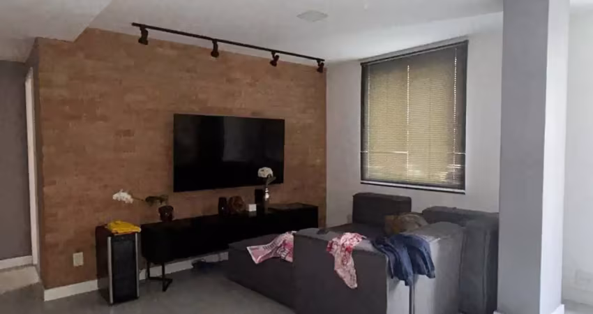 Apartamento espaçoso  na av. copacabana-posto4 .local tranquilo/sol da manhã/2°andar,fundos,indefensável