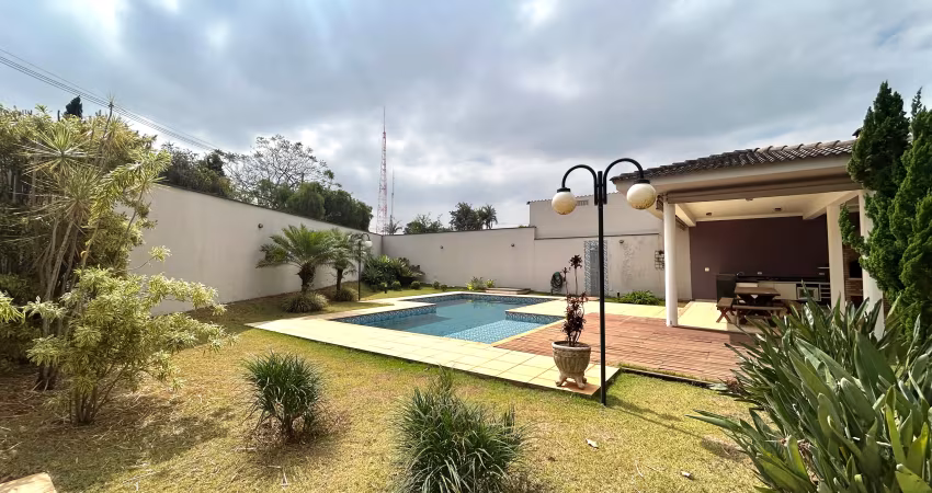 Linda casa em condomínio num terreno de 1.127m e com 670 m de área construída e uma belíssima área de lazer