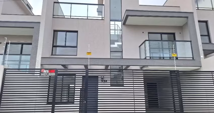 Belíssimo sobrado novo no abranches com arquitetura contemporânea e materiais de primeira.