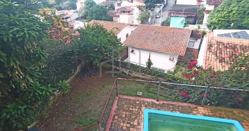 Maravilhosa mansão em Fradinhos, com 4 quartos sendo 3 suítes e 3 vagas de garagem, localização pri