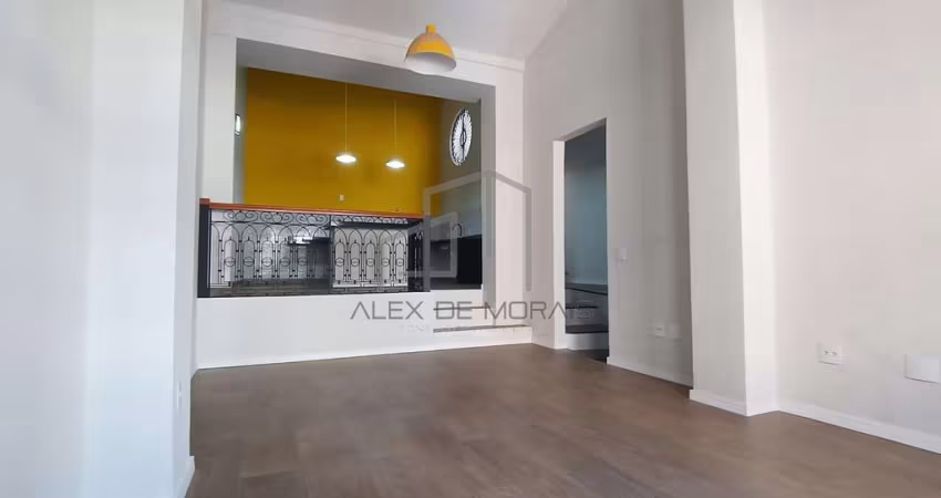 Casa duplex, histórica, toda reformada, como nova, materiais de alto padrão, com 3 vagas de garagem