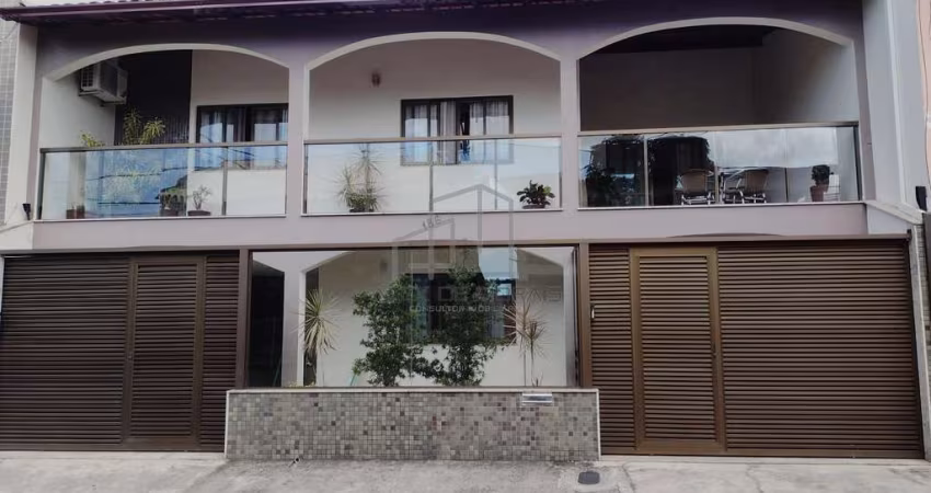 Essa casa é uma verdadeira joia, casa duplex com entradas independentes, possui três vagas de garag