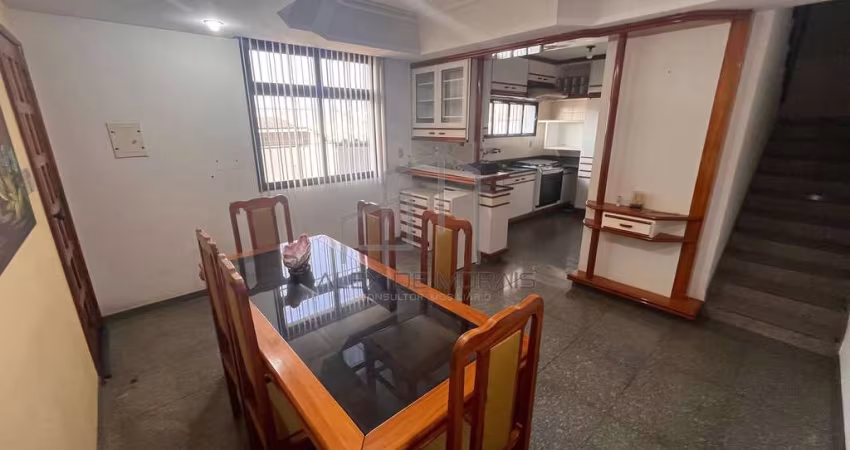 Maravilhosa casa triplex no bairro De Lurdes, com 4 quartos sendo uma suíte, área de lazer e jardim