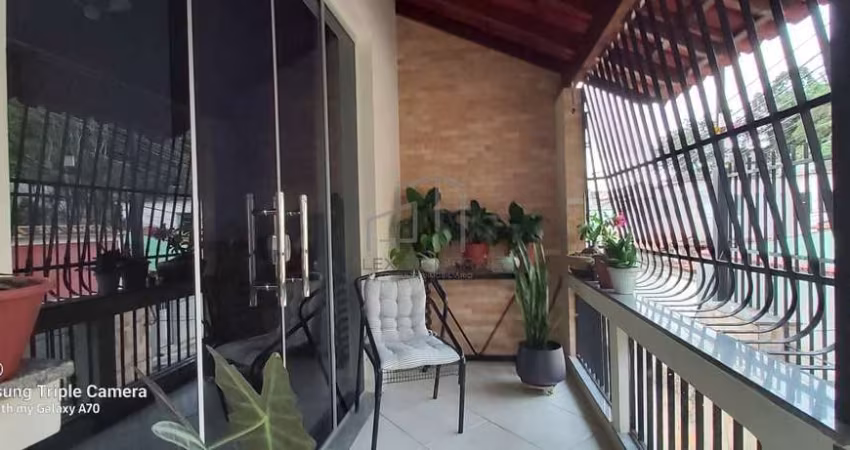 Maravilhosa casa à venda, no bairro Santo Antônio, possuindo 2 quartos no andar de cima e 2 quartos