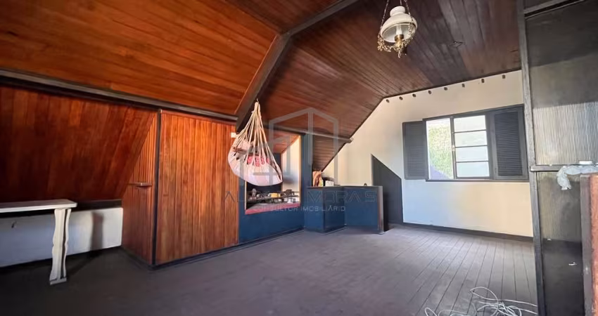 Marivilhosa casa no Centro de Vitória, com 460m2, 4 quartos, vaga de garagem, porão americano