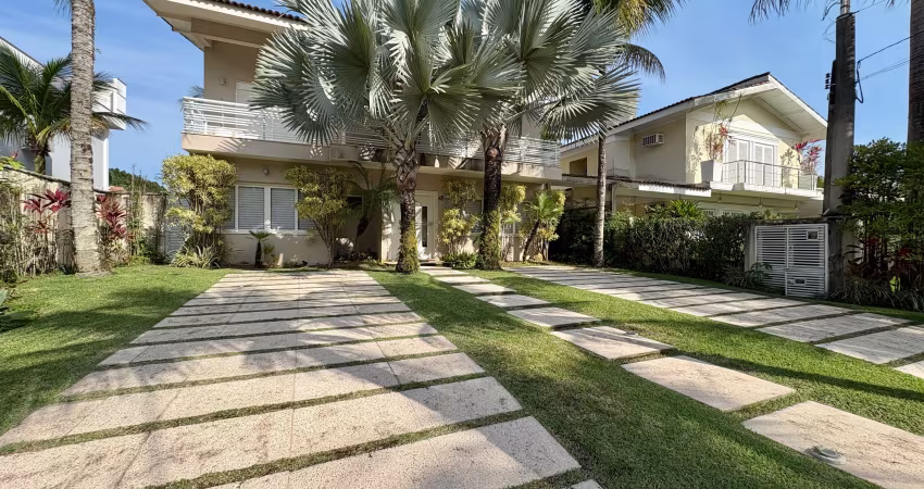 Casa à venda em condomínio fechado, com 5 suites , na praia de pernambuco, guarujá.