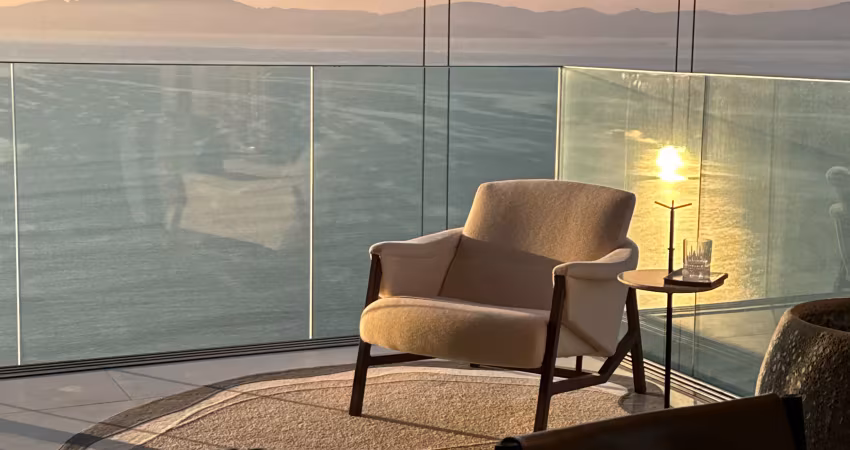 Apartamento 4 suítes - mobiliado e pronto para morar - vista mar próximo à praia no centro de itapema - projeto decorado e assinado por léo maia - todo o mobiliário assinado por jader almeida