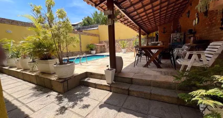 Casa condomínio - linear - piscina - área gourmet com churrasqueira - 3 quartos