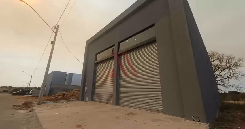Galpão novo com portas automatizadas no residencial acrópole ii