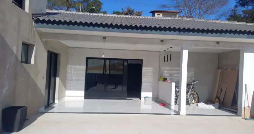 Casa mobiliada com 3 quartos, suíte e área gourmet no bairro tropical – itaúna
