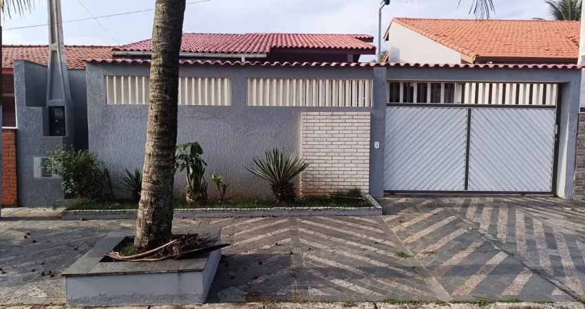 Casa com piscina a 40 metros do mar a venda em peruíbe litoral de sp