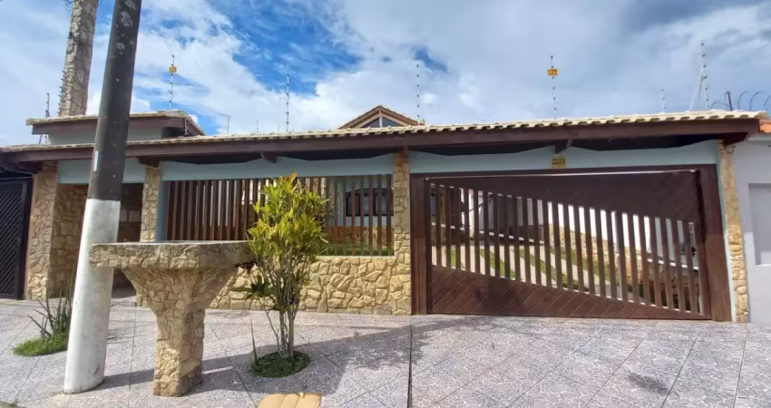 Linda casa a venda com piscina e 4 quartos lado praia em peruíbe litoral sul de sp