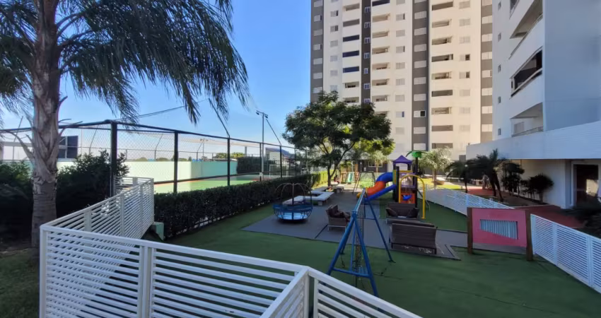 Apatamento com vista para área de lazer, com armários planejados.