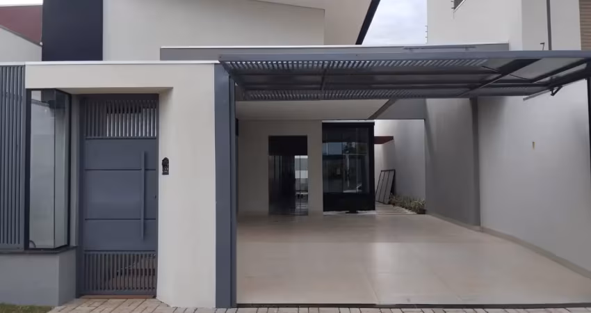 Linda casa com piscina e suíte no bairro rita vieira, são 125 m² de área construída