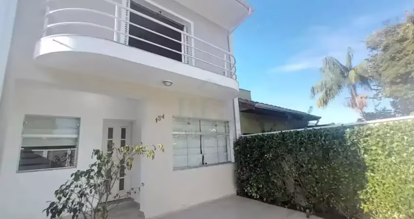 Linda casa na região central de poços de caldas. bem localizada.