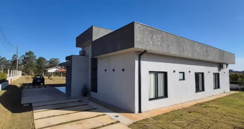 Casa térrea em condomínio fechado com acabamento de alto padrão