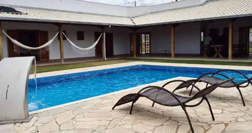 Linda casa térrea avarandada com piscina em condomínio fechado - vendida de porteira fechada