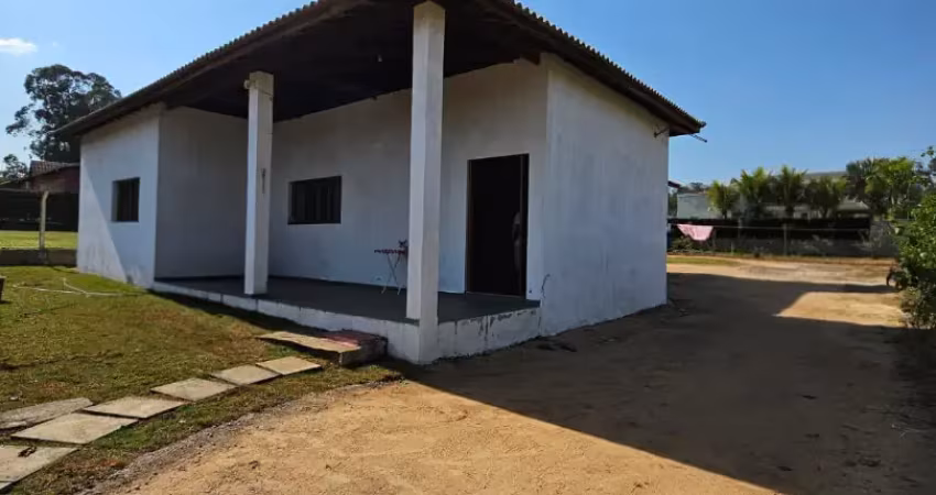 Casa em fase de acabamento com pé direito alto e quartos espaçosos