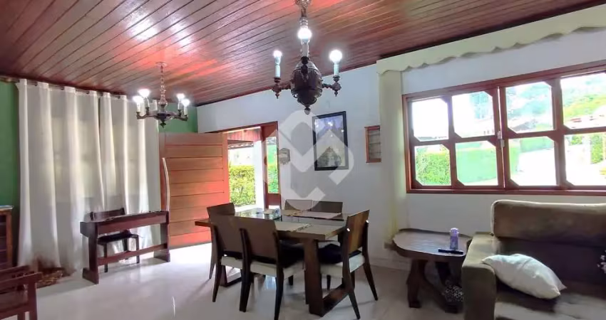 Casa linear em condomínio com 3 quartos (sendo 1 suíte) - teresópolis rj