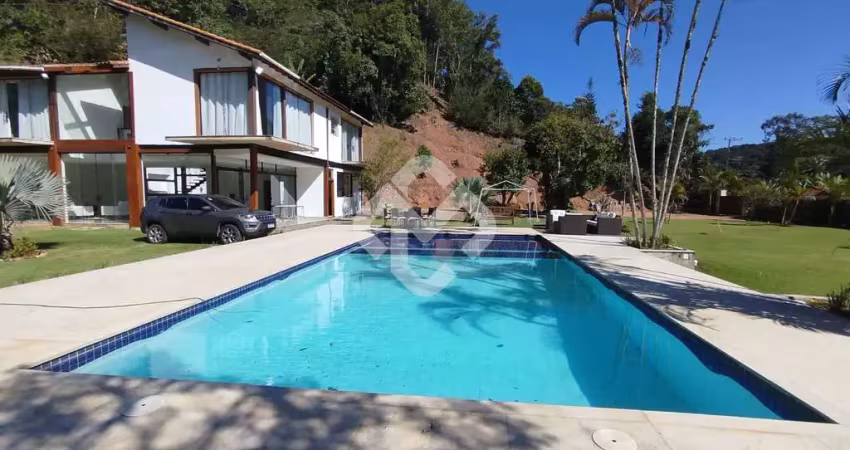 Ótima casa com 3 quartos, piscina, espaço verde em teresópolis rj