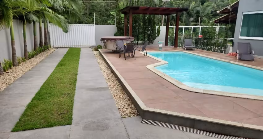 Casa com piscina para locação anual em balneário camboriú - várzea do ranchinho